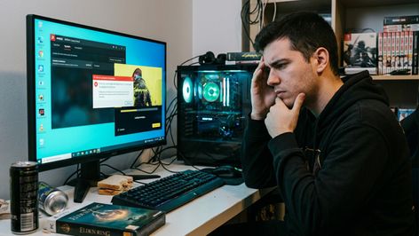 Usuario de PC Gaming con problema de drivers | Imagen para HardZone generada por IA