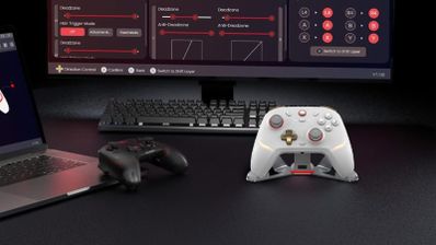 Mando GameSir Cyclone 2 de color blanco sobre una base de carga iluminada frente a un monitor con software de configuración.
