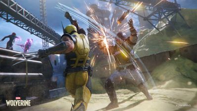 Lobezno con su traje clásico amarillo y azul luchando contra un enemigo en un escenario industrial nocturno.