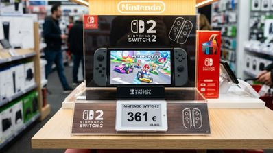 Consola Nintendo Switch 2 en un mostrador de tienda con el juego Mario Kart en pantalla y carteles de precio de 361 euros