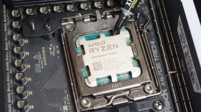 Tubo de pasta térmica sobre un procesador AMD Ryzen 9 7950X instalado en el socket AM5 de una placa base.