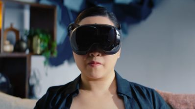 Primer plano frontal de una persona utilizando un visor de realidad virtual de color negro en un entorno doméstico.