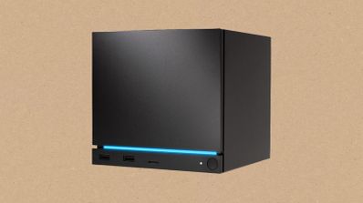 Consola Steam Machine con formato de cubo negro y una línea de luz led azul en el frontal sobre fondo neutro.