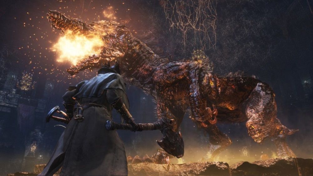 Cazador con hacha frente a una bestia de fuego en una mazmorra de Bloodborne.