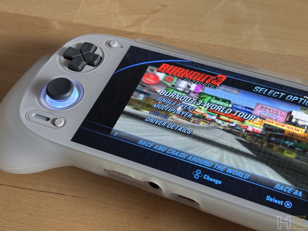 Primer plano de la consola portátil Retroid Pocket 5 mostrando el menú principal del juego Burnout 3 Takedown.