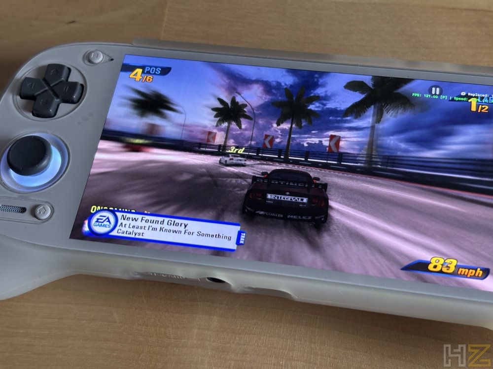 Primer plano de una consola portátil Retroid Pocket 5 ejecutando el juego Burnout 3 con un simulador de PS2.