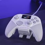 Mando ASUS ROG Raikiri Pro en color blanco sobre su base de carga en un escritorio gaming.