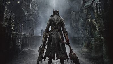 Cazador de espaldas con armas en las manos recorriendo una calle sombría de estilo gótico en Bloodborne.
