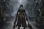 Cazador de espaldas con armas en las manos recorriendo una calle sombría de estilo gótico en Bloodborne.