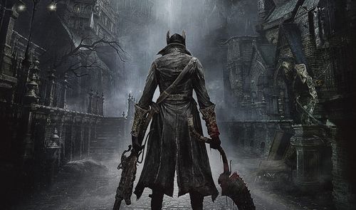 Cazador de espaldas con armas en las manos recorriendo una calle sombría de estilo gótico en Bloodborne.