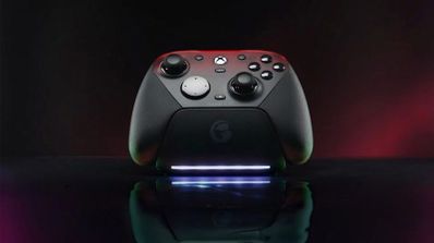 Mando GameSir G7 Pro sobre una base de carga con iluminación LED sobre una superficie reflectante.