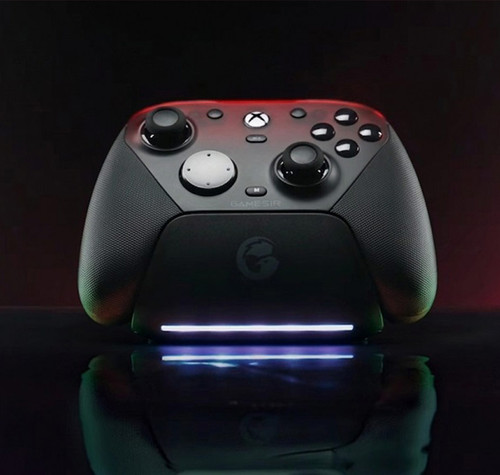 Mando GameSir G7 Pro sobre una base de carga con iluminación LED sobre una superficie reflectante.