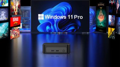 Mini PC negro compacto frente a una pantalla con el logotipo de Windows 11 Pro y portadas de videojuegos en los laterales.