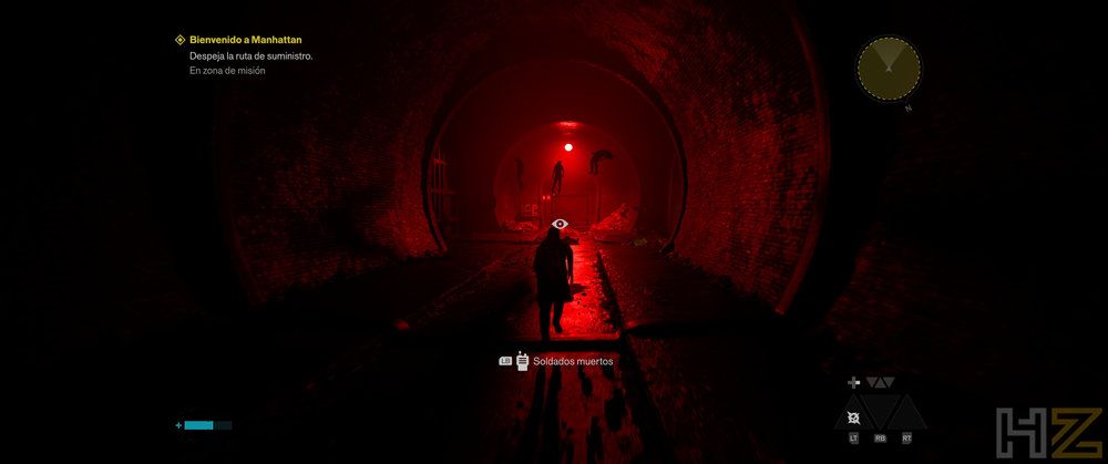 Captura de pantalla de Control Resonant en un túnel oscuro iluminado por una intensa luz roja con una silueta en el centro.