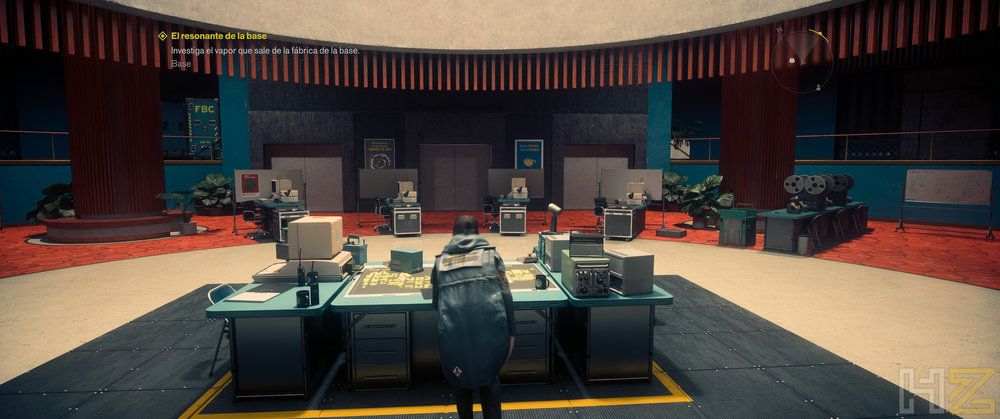 Jesse Faden de espaldas frente a una consola de control en una sala circular del videojuego Control.