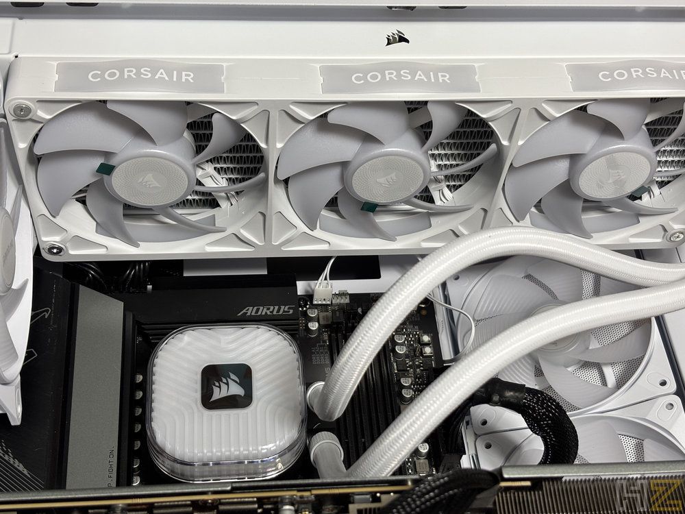 Interior de un ordenador con sistema de refrigeración líquida Corsair iCUE LINK TITAN II de color blanco montado sobre una placa base Aorus.