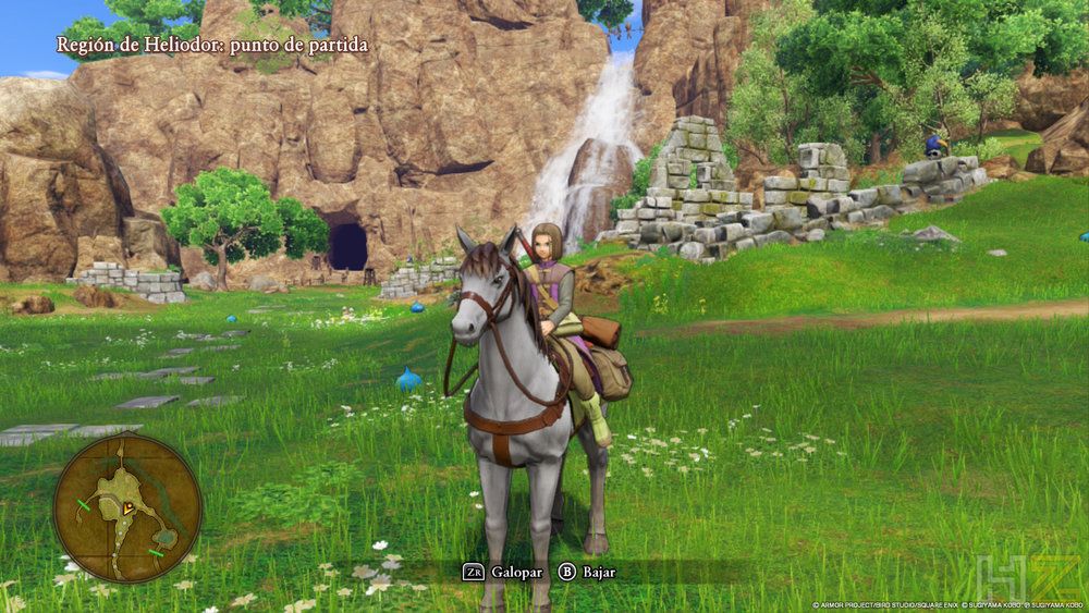 Personaje montando a caballo en una llanura verde con una cascada al fondo en Dragon Quest XI.