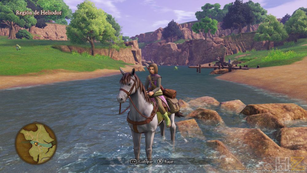 Protagonista de Dragon Quest XI montando a caballo mientras cruza un río en la Región de Heliodor.