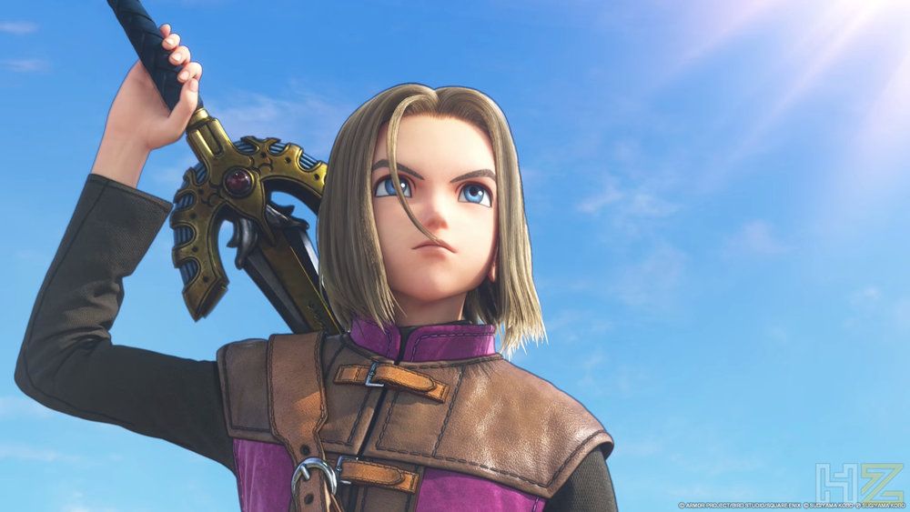El protagonista de Dragon Quest XI con una espada dorada al hombro bajo un cielo azul.
