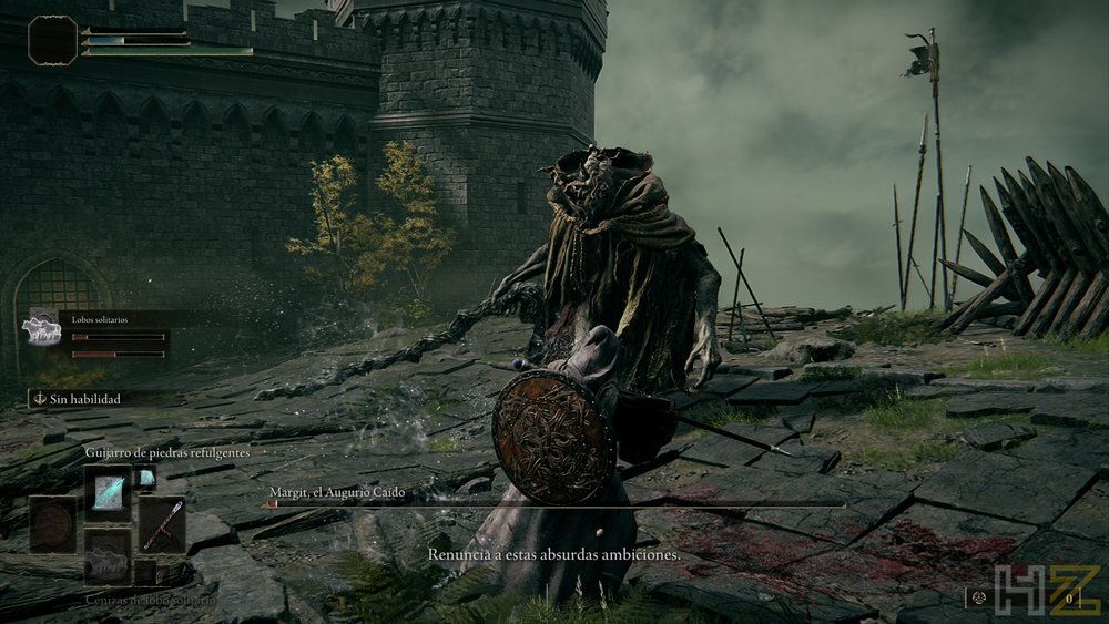 Combate en Elden Ring Tarnished Edition contra un enemigo con túnica y bastón frente a una muralla de piedra.