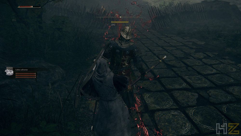 Combate cuerpo a cuerpo entre un personaje jugador y un caballero en un puente empedrado de Elden Ring.