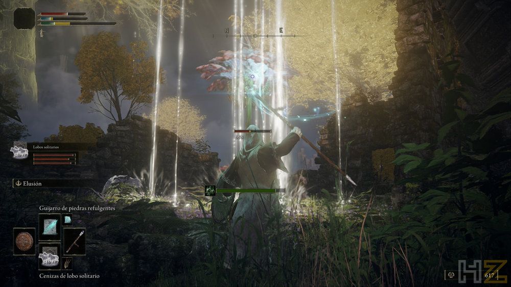 Combate en Elden Ring Tarnished Edition con el personaje usando magia entre árboles y ruinas.