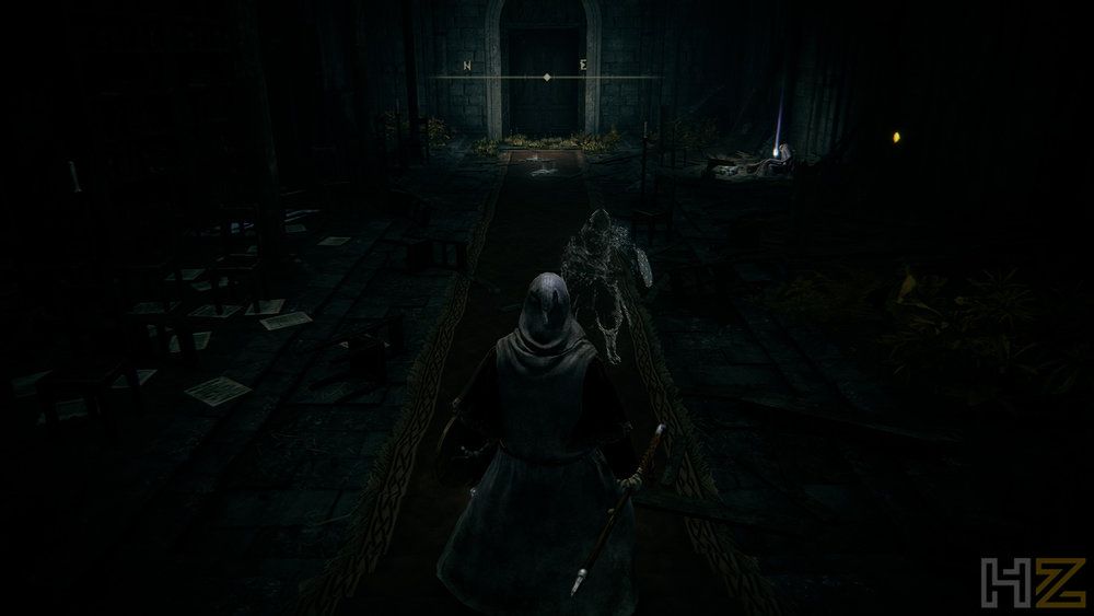 Personaje jugador explorando una estancia lúgubre y oscura en Elden Ring Tarnished Edition.
