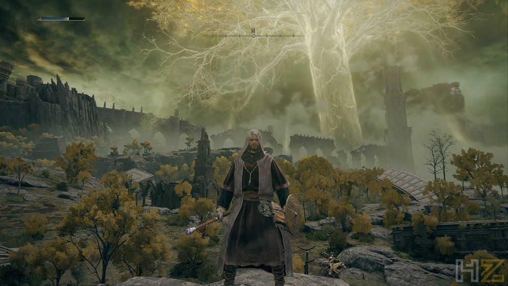 Personaje jugador en una colina de Necrolimbo con el Árbol Áureo iluminando el horizonte en Elden Ring.