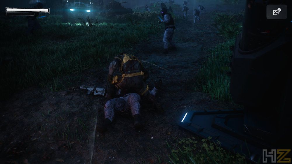 Primer plano de un combate nocturno en Marvel's Wolverine con el protagonista reduciendo a un enemigo en el suelo.