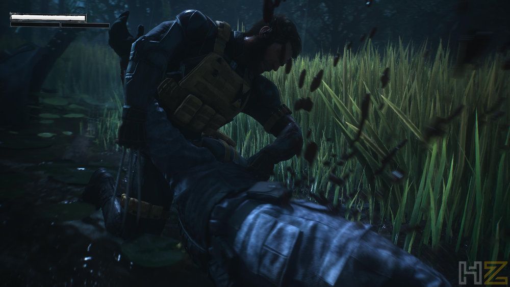 Primer plano de un combate cuerpo a cuerpo en el videojuego Marvel's Wolverine, mostrando el uso de garras en un entorno boscoso nocturno.