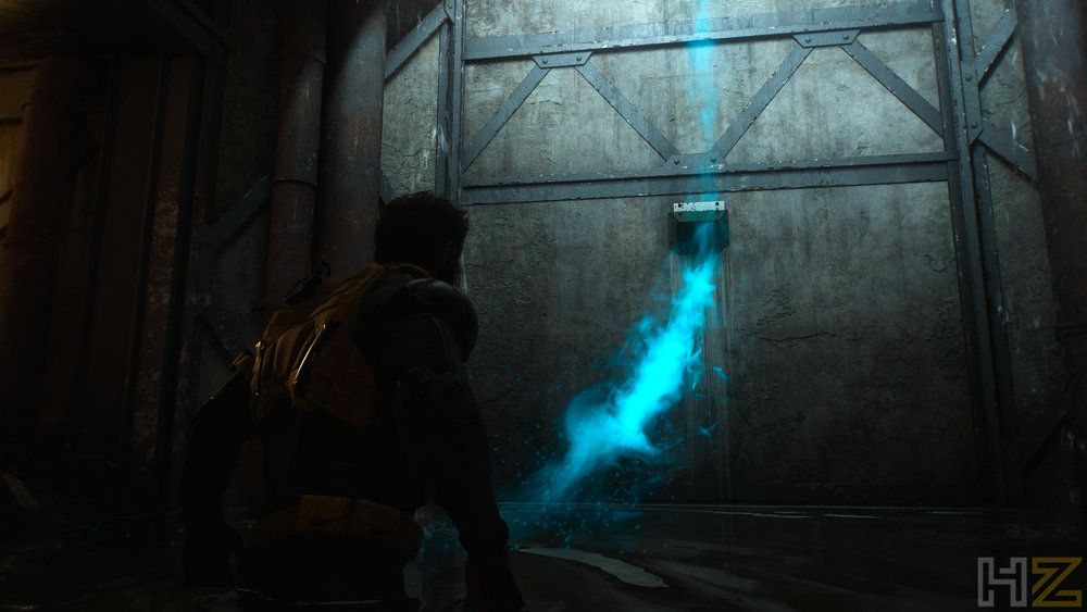Personaje de espaldas frente a una gran puerta metálica con un rastro de energía azul brillante.
