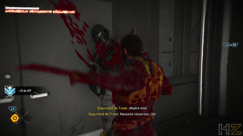 Logan atacando a un guardia de Seguridad de Trask con sus garras en una escena del videojuego Marvel Lobezno.