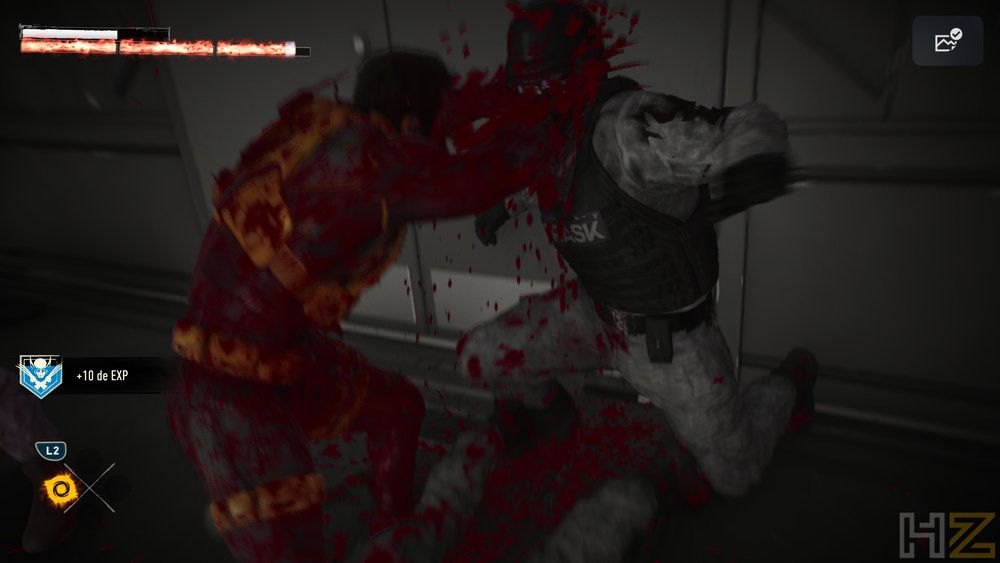 Combate cuerpo a cuerpo violento en Marvel's Wolverine con efectos de sangre y elementos de interfaz de juego.