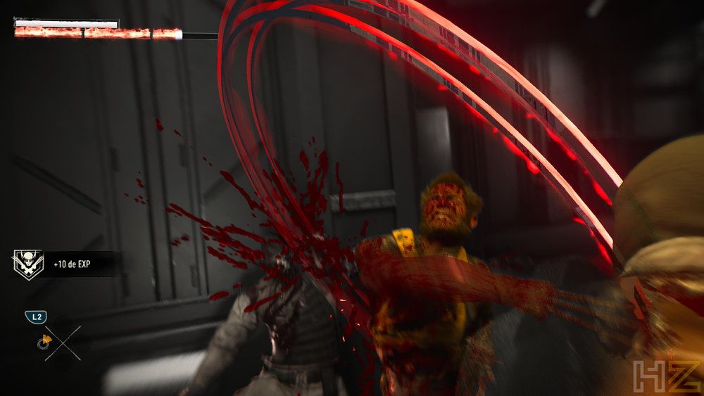 Lobezno realiza un ataque circular con sus garras generando rastros de luz roja y salpicaduras en una escena de combate del videojuego.
