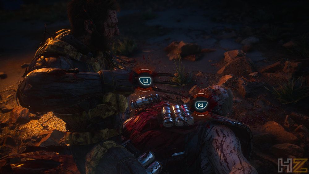 Primer plano de Lobezno en el videojuego Marvel's Wolverine con iconos de botones L2 y R2 para realizar una acción de combate.