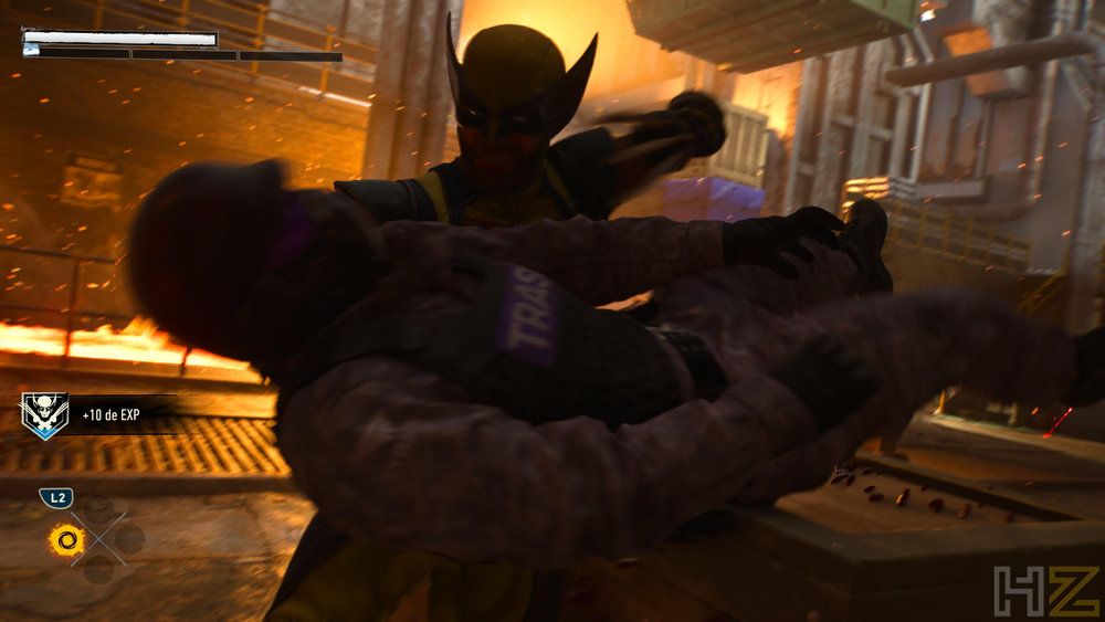 Primer plano de Lobezno luchando contra un enemigo en una escena de combate del videojuego Marvel's Wolverine.
