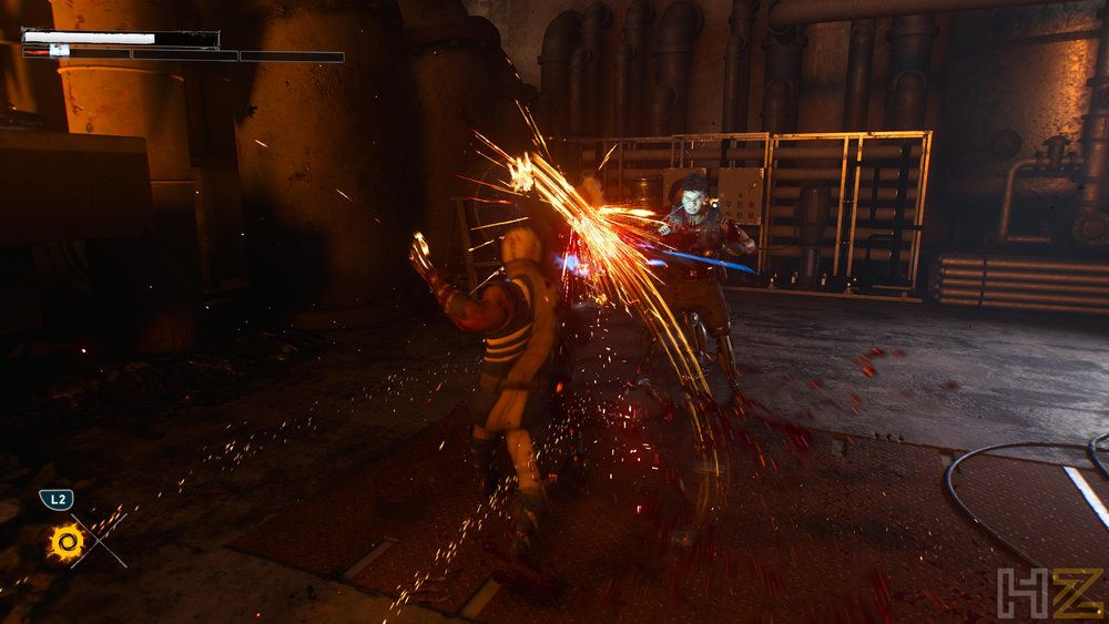 Secuencia de combate en Marvel's Wolverine con garras de adamantium provocando chispas al chocar contra un enemigo en un entorno industrial.
