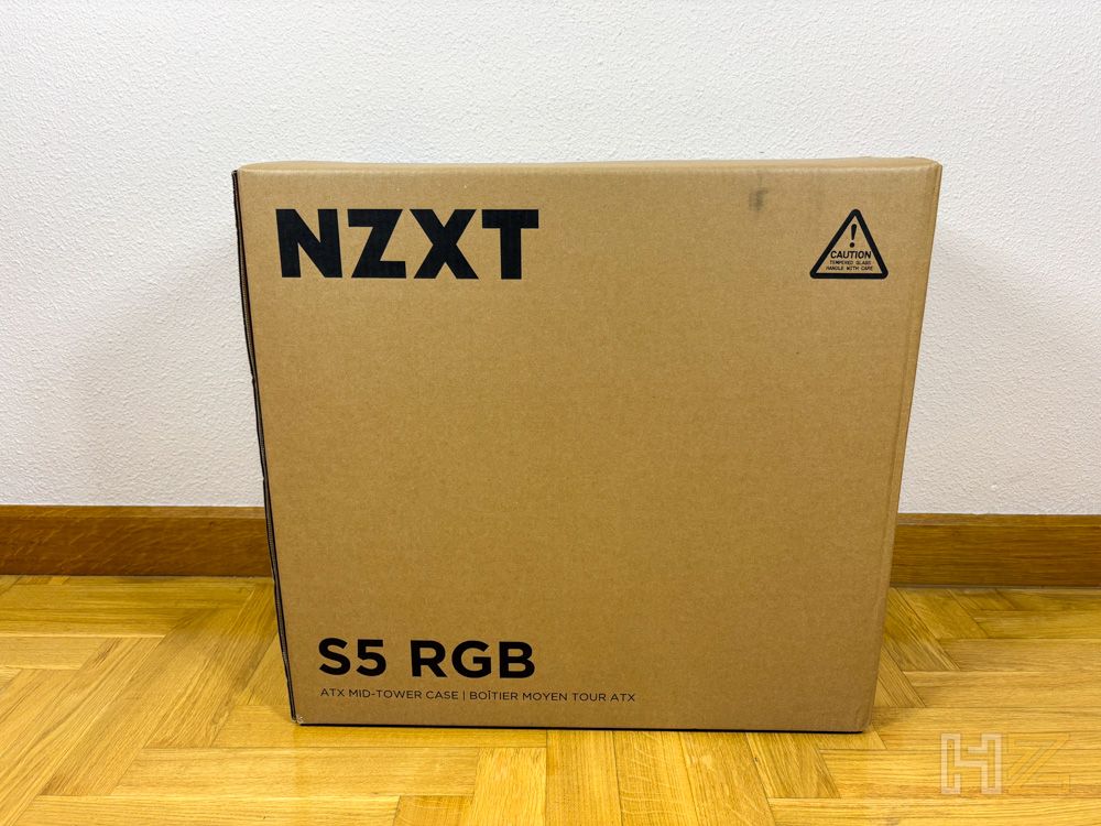 Caja de cartón del chasis NZXT S5 RGB sobre un suelo de madera.