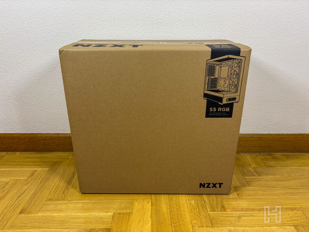 Caja de cartón marrón de la torre de ordenador NZXT S5 RGB sobre un suelo de parqué.