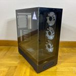 Chasis de PC NZXT S5 RGB con paneles frontales y laterales de cristal templado en perspectiva diagonal sobre suelo de madera.