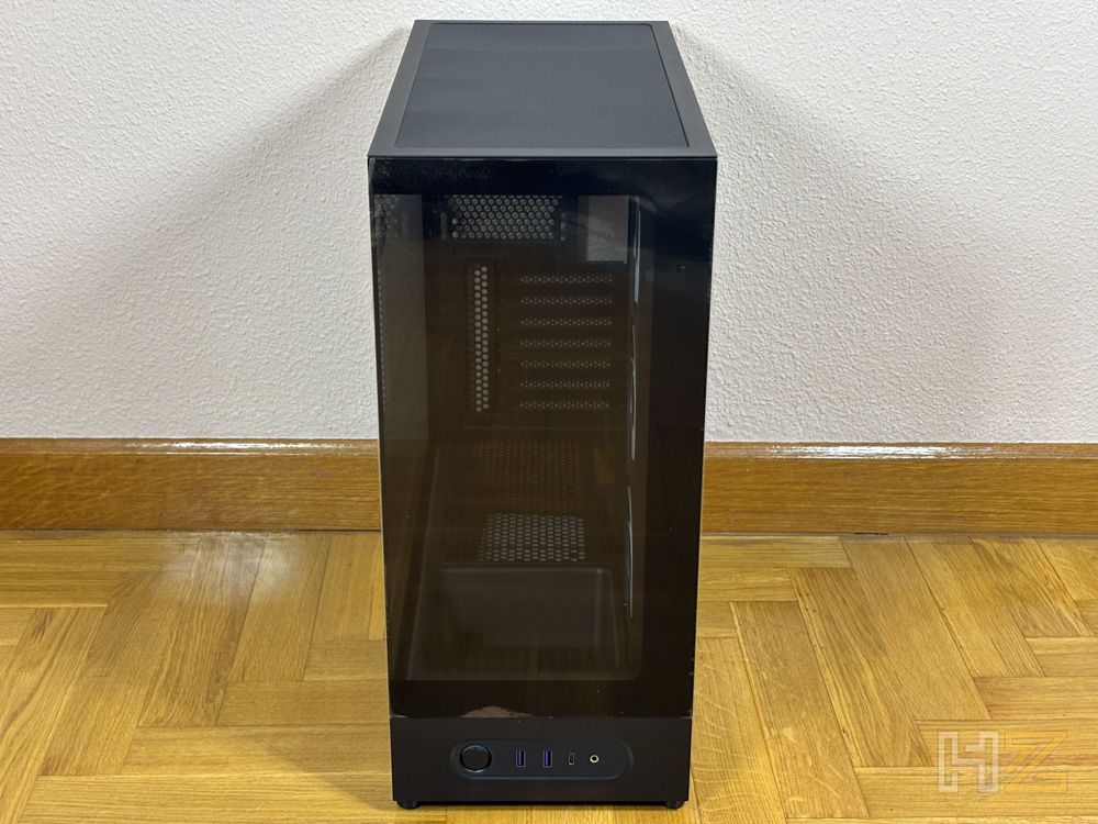 Vista frontal de la torre de ordenador NZXT S5 RGB en color negro con panel de cristal templado.