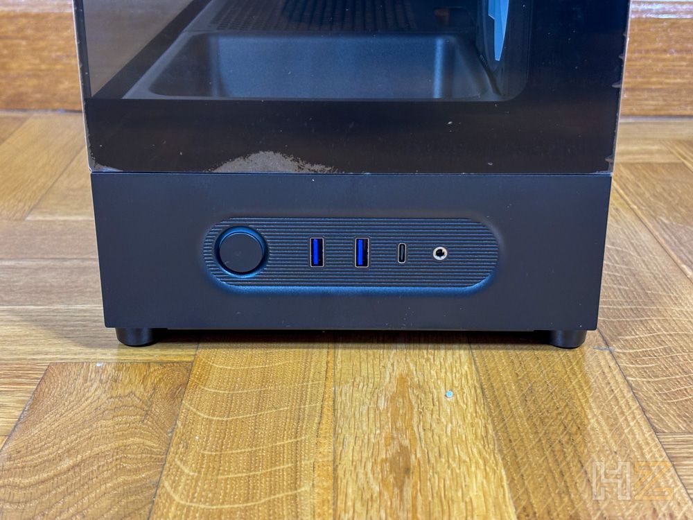 Detalle del panel frontal de conexiones en la base de una torre de ordenador NZXT S5 RGB.