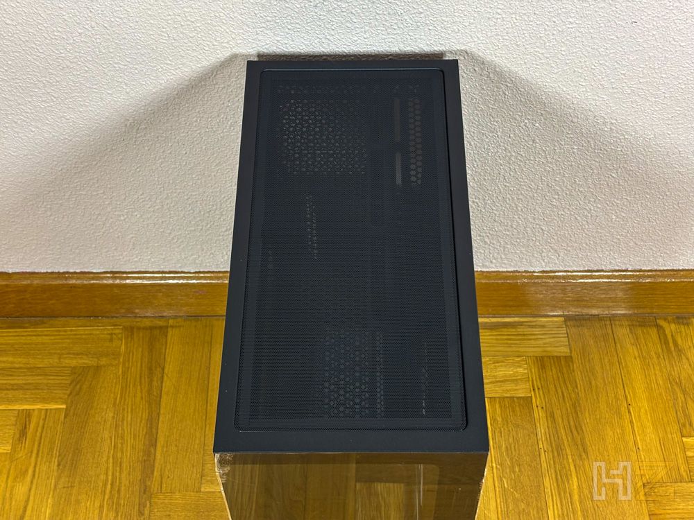 Vista cenital del panel superior de una caja de ordenador NZXT S5 RGB con filtro de polvo magnético.