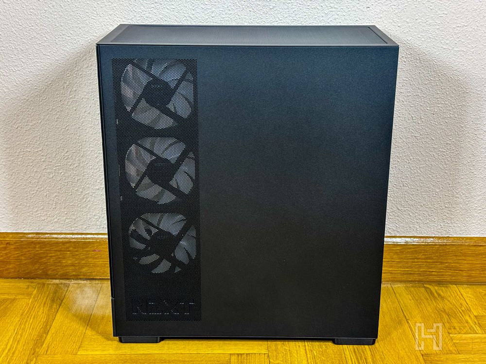 Frontal de la caja de PC NZXT S5 RGB en color negro con rejilla de ventilación lateral y tres ventiladores frontales visibles.