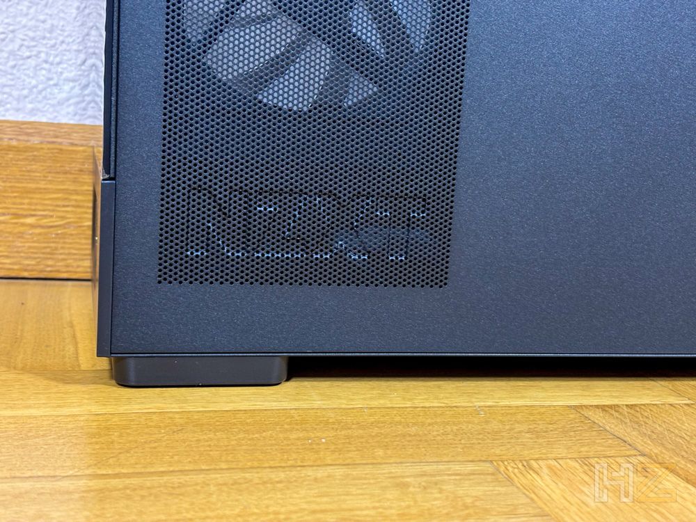 Detalle de la rejilla de ventilación frontal de la torre NZXT S5 RGB con el logotipo de la marca visible tras el panel perforado.