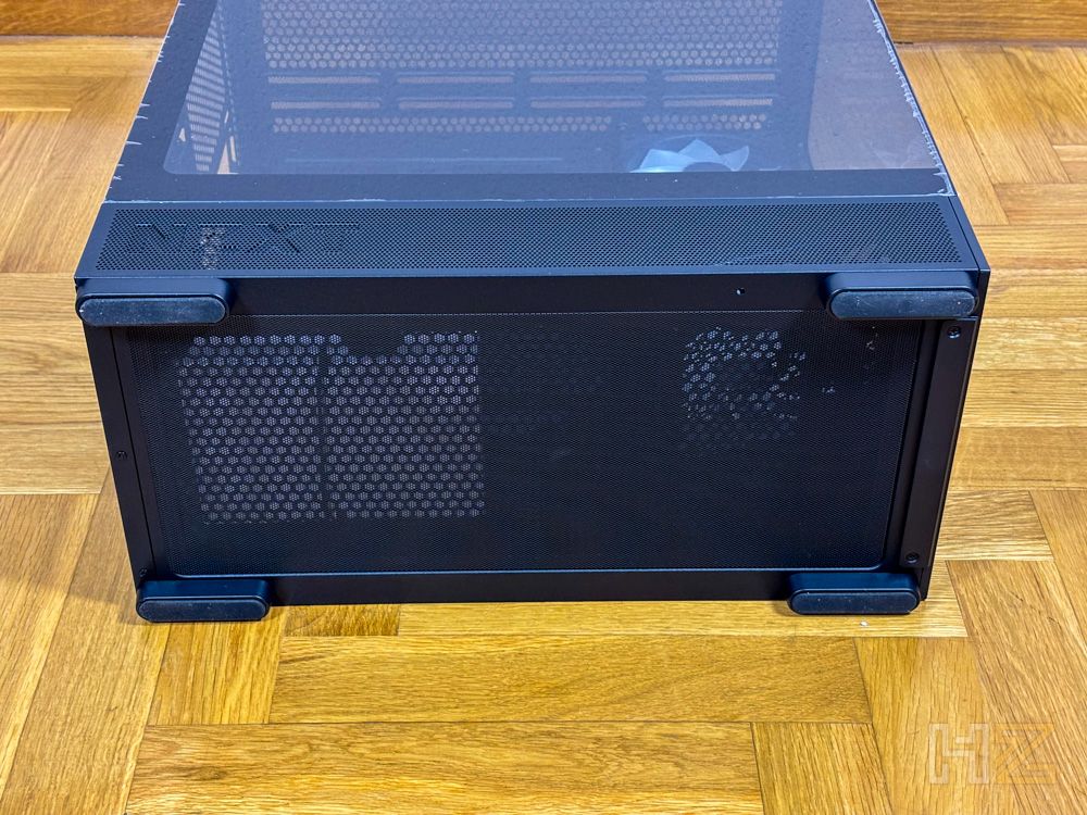 Vista inferior de la torre de ordenador NZXT S5 RGB apoyada sobre suelo de madera.
