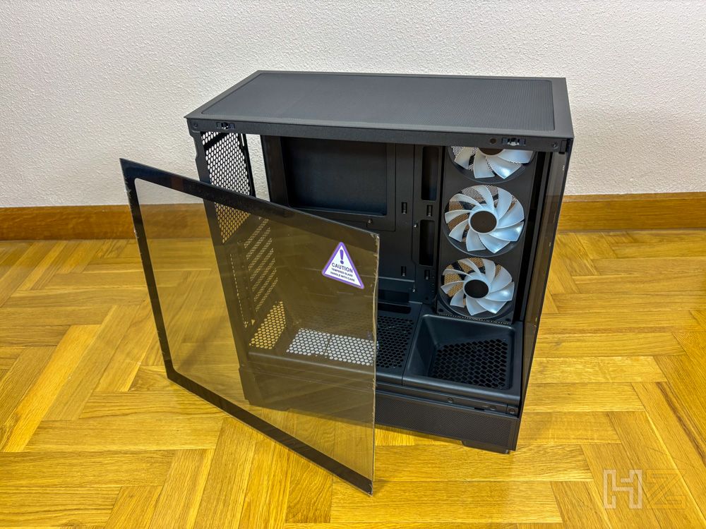 Caja de PC NZXT S5 RGB en color negro con el panel lateral de cristal templado desmontado y apoyado a un lado.