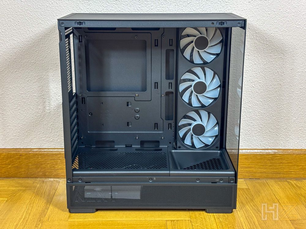 Interior vacío de una caja de PC NZXT S5 RGB en color negro mostrando los tres ventiladores frontales y el espacio para la placa base.