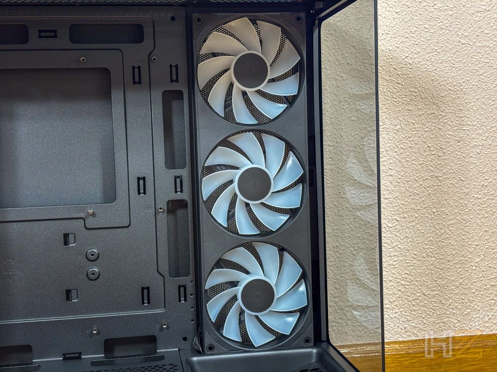 Tres ventiladores frontales instalados en el interior de una torre de ordenador NZXT S5 RGB.