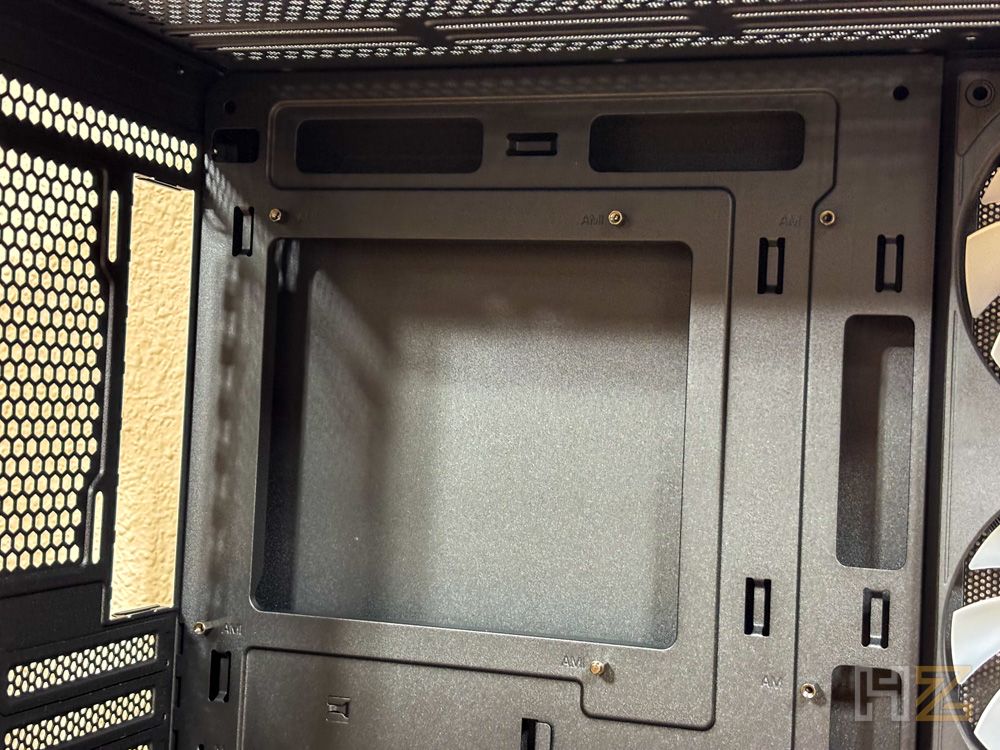 Interior del chasis NZXT S5 RGB mostrando el espacio para la placa base y los pasacables.